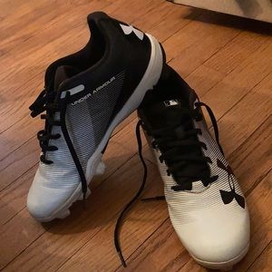 Under armour rubber cleats black and white mens size 8.5